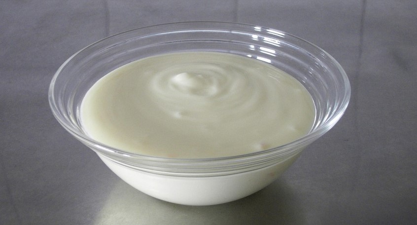 Glasschale mit Joghurt
