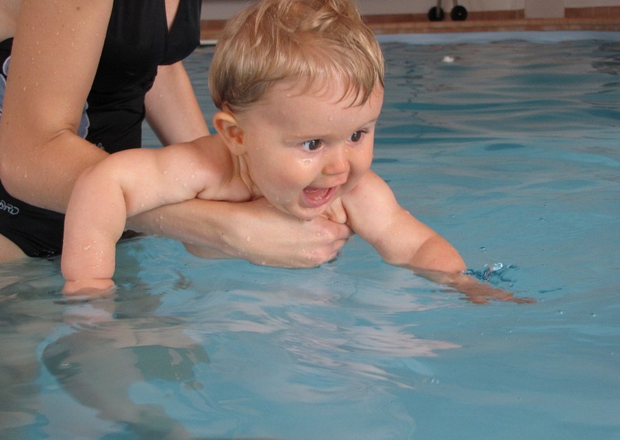 baby schwimmt im swimmingpool • Wickelmutter